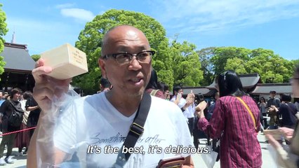 Japanese see in new era with sake and horseback archery