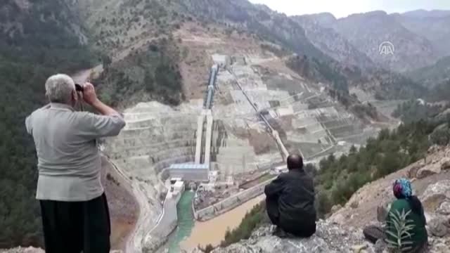 Kozan'da Hidroelektrik Santrali Kapağında Su Sızıntısı (2)