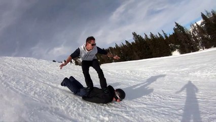 Quand tu as oublié ton snowboard mais que tu as un pote sympa