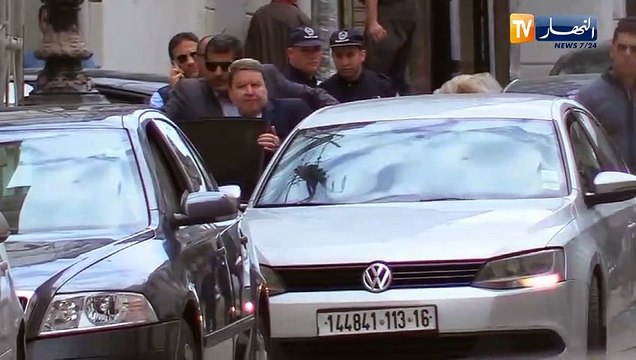 لحظة خروج عبد الغني هامل من محكمة سيدي امحمد بعد مثوله أمام قاضي التحقيق في قضية البوشي