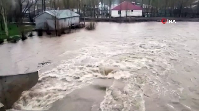 Dere taştı, bazı arazi ve ahırlar suyla doldu
