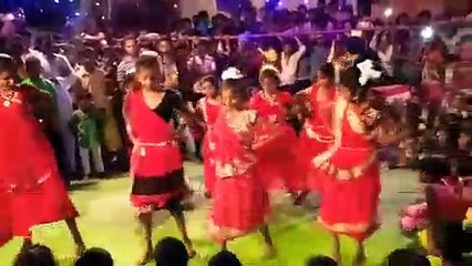 जब छोटे छोटे बच्चों ने मंच पर दिया मनमोहक कार्यक्रम प्रतापपुर मे माँ दुर्गा पूजा के दौरान ग्रुप डांस