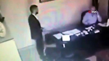 Denizli'de bir şahıs silahlıyla dükkan sahibine dehşeti yaşattı...O anlar saniye saniye görüntülendi