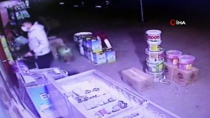 Yüzüne hasta maskesi taktı, 5 bin TL çaldı