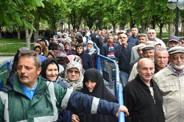 Kayseri'de 1 Kilometrelik Domates Fidesi Kuyruğu