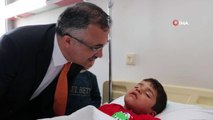 Rize Valisi Kemal Çeber, ormanlık alanda bulunan çocukları hastanede ziyaret etti