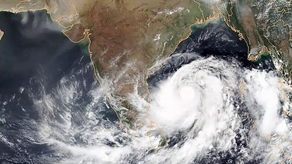 Milhares de indianos buscam abrigo antes de ciclone