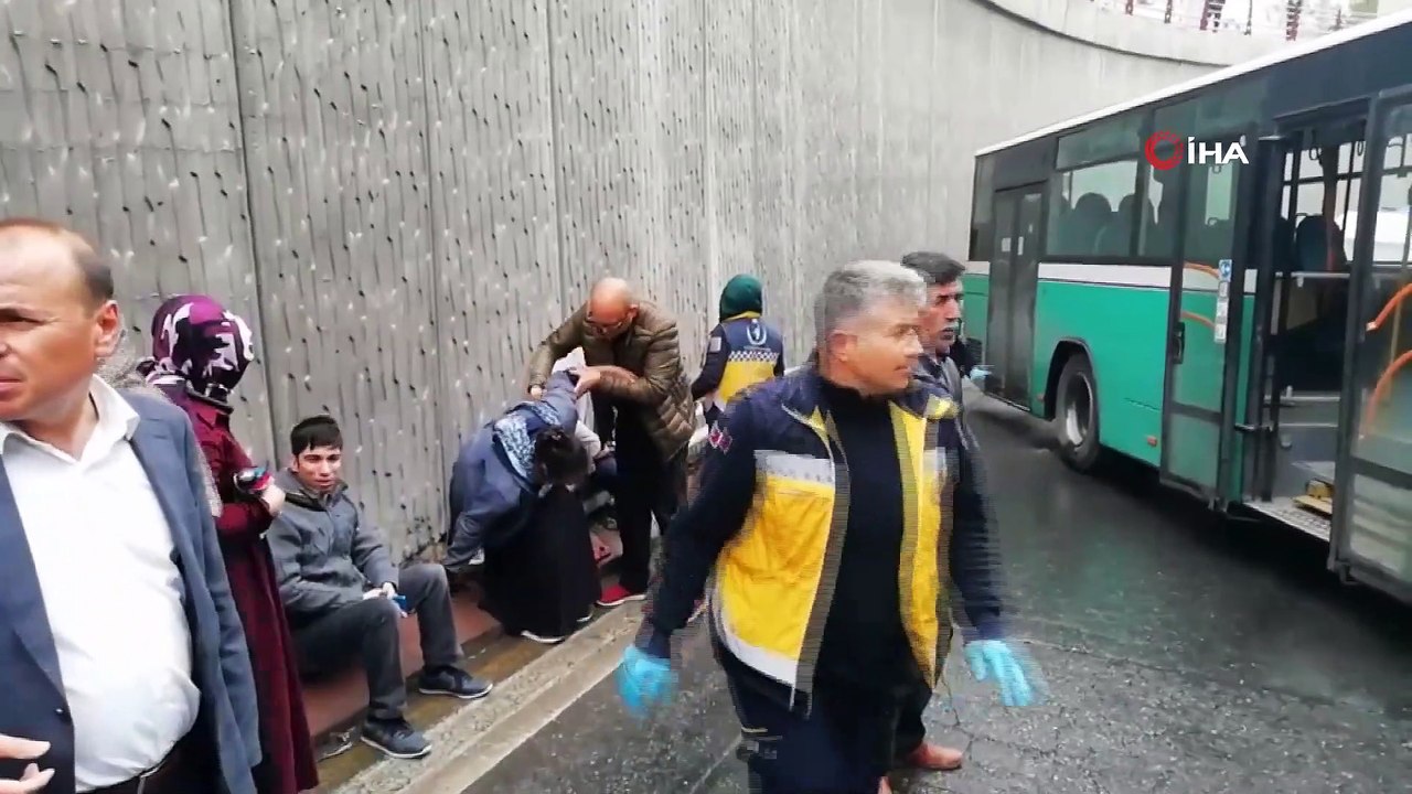 Özel Halk Otobüsü Alt Geçitte Kaza Yaptı: 8 Yaralı