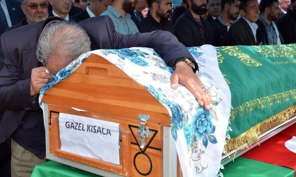  Şanlıurfa'da hayatını kaybeden sağlık çalışanları son yolculuğuna uğurlandı