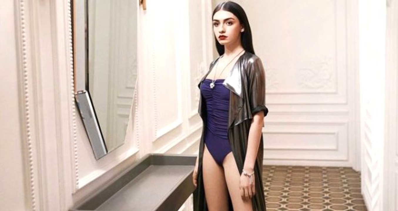Ünlü Oyuncu Hazar Ergüçlü, Makyajsız Fotoğrafıyla Takipçilerini Şaşırttı
