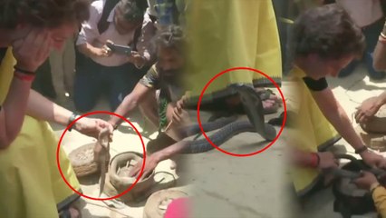 ರಾಯ್ ಬರೇಲಿಯಲ್ಲಿ ಹಾವಾಡಿಗರನ್ನ ಭೇಟಿ ಮಾಡಿ ಕೈಯಲ್ಲಿ ಹಾವು ಹಿಡಿದ ಪ್ರಿಯಾಂಕಾ