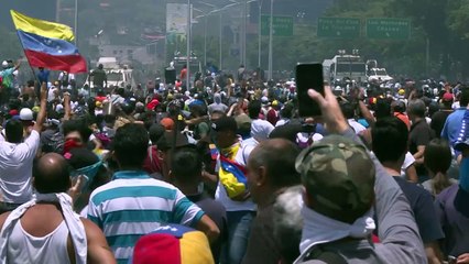Guaidó llama a marcha, Maduro proclama victoria tras alzamiento