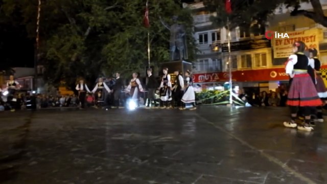 Sırbistan, Romanya ve Bosna Hersek ekipleri Burhaniye'de gösteri yaptı