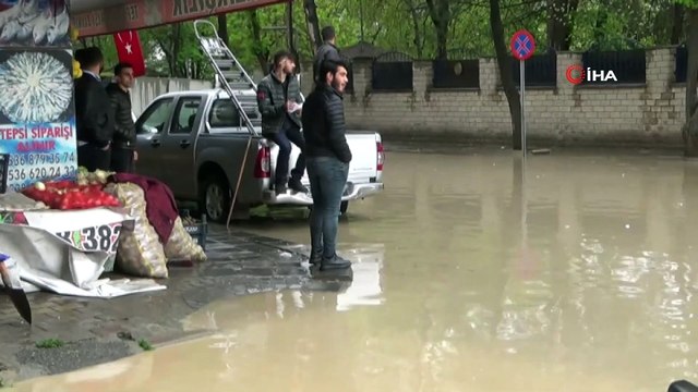 Elazığ'da sağanak yağmur yarım saatte caddeleri göle döndürdü