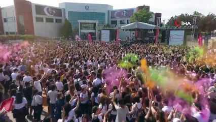 Üniversiteli gençler gökkuşağı renklerine boyandı