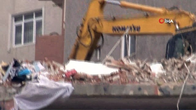 Kağıthane'de hasarlı binaların yıkımına başlandı