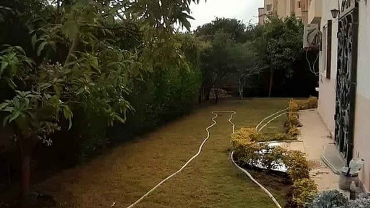 شقه ارضي بجنينه خاصه للايجار بفرلي هلز