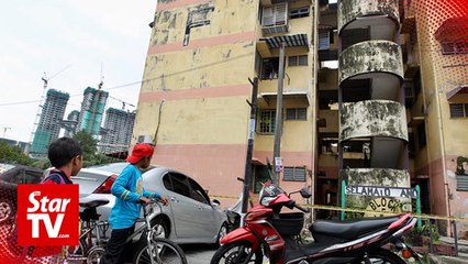 Télécharger la video: Block F safe, Taman Keramat Permai Flat residents allowed to return home Saturday