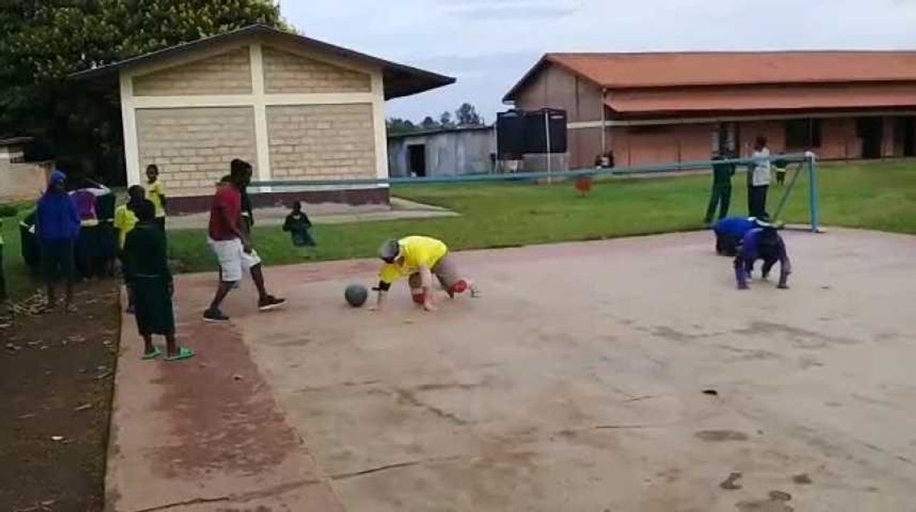 Professeurs et élèves de Saint-Henri Mouscron ont testé le sport pratiqué par les non-voyants