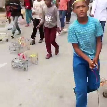 Admirez la créativité de ces enfants. Magnifique !