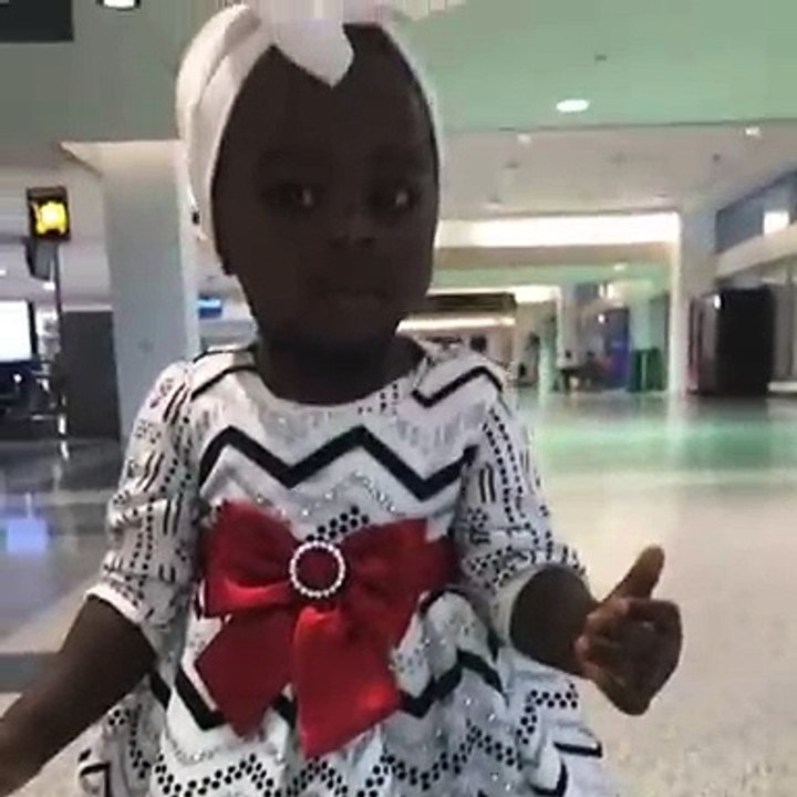 Cette petite fille est trop belle. Admirez !