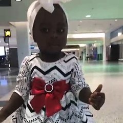 Cette petite fille est trop belle. Admirez !