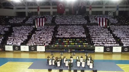 1919 Kişilik Koro Şarkılar Seslendirdi