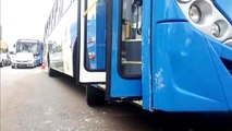 Ônibus e carro se envolvem em acidente na Avenida Brasil