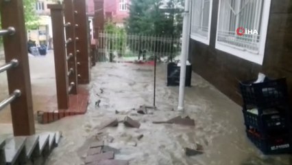 Ders çalışmaya geldikleri kütüphaneyi su bastı, öğrenciler mahsur kaldı