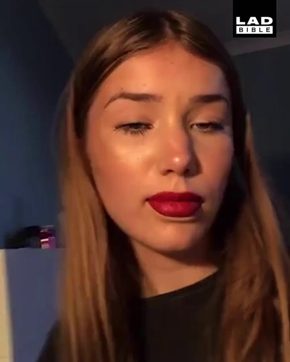 C'est quoi ça ??!  - Elle a une bouche bizarre