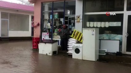 Karlıova'da sağanak yağış caddeleri göle çevirdi