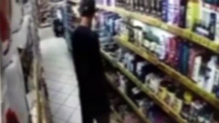 Câmara flagra furto de desodorantes em mercado
