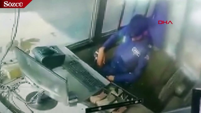 Gişe kasasından para çalan 'hırsız maymun' kamerada