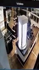 Images incroyables de 2 cambrioleurs qui passent par le toit pour braquer une bijouterie