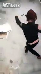 Elle se retrouve enfermée avec un rat alors quelle en a une peur bleue... Blague douteuse