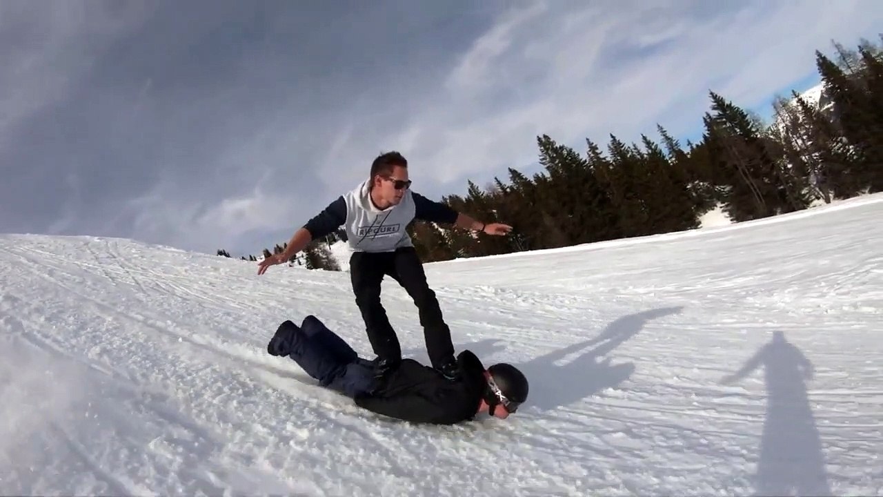 Tu as oublié ton snowboard? Pas de soucis... Surf sur le dos de ton pote