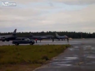 Un avion de chasse F-16 se fait renverser par un autre avion avant son décollage