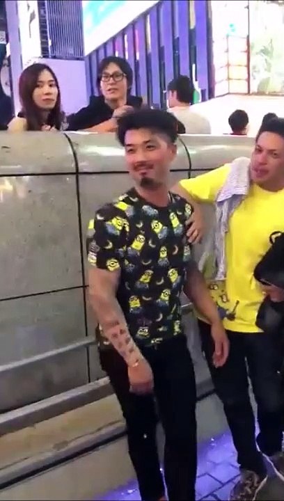 Il tente un plongeon dans une rivière pour faire rire ses potes mais se rate...