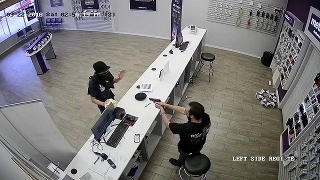 Ce braqueur est tombé sur le mauvais vendeur...