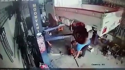Ce garagiste va faire la bêtise de sa carrière avec un pont élévateur !