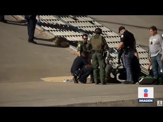 Rescatan a migrante atorado en coladera de Texas | Noticias con Ciro Gómez Leyva