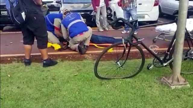 Mulher fica ferida após ser atropelada por bicicleta