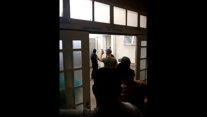 Presos quebram câmeras e policiais atiram em princípio de rebelião em delegacia