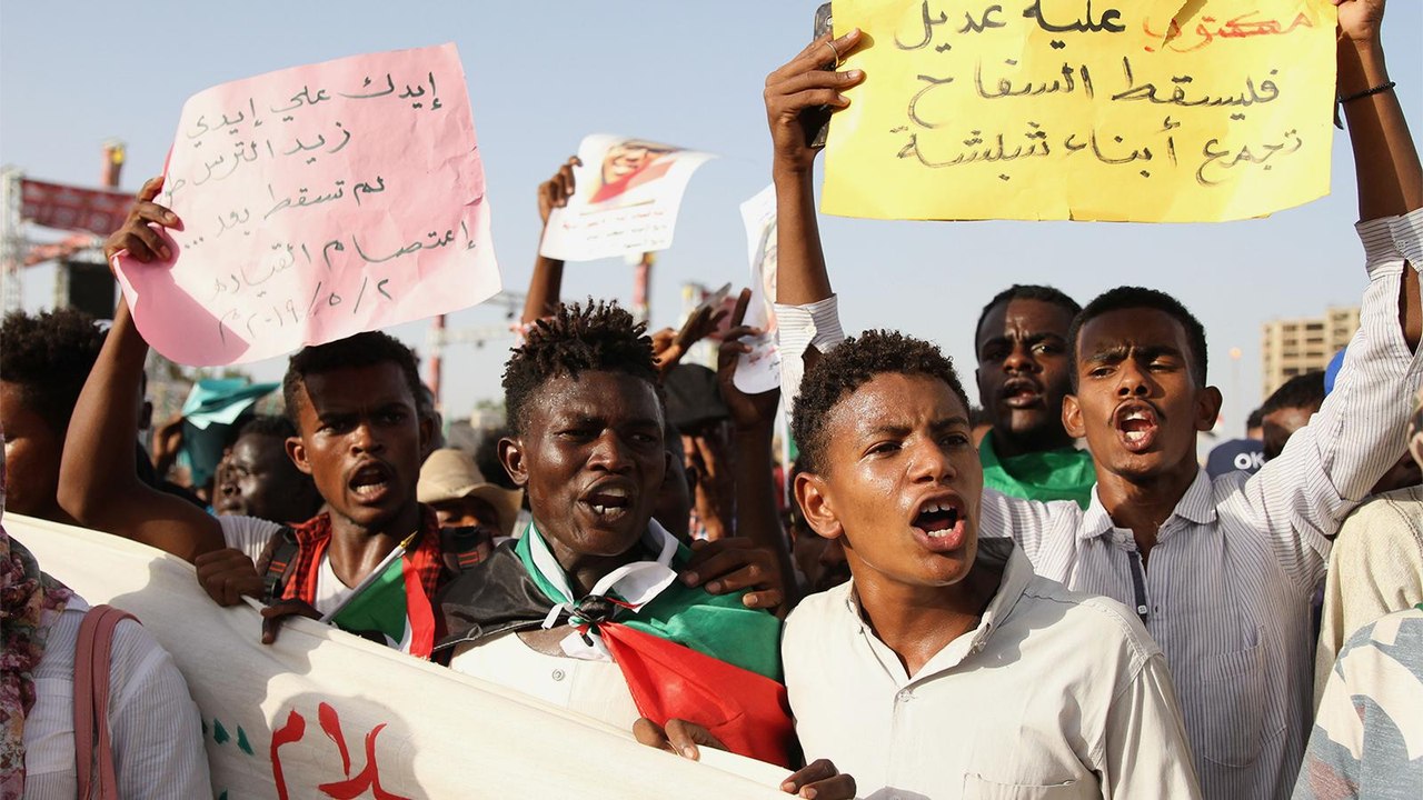 المجلس العسكري بالسودان يتسلم وثيقة الحراك.. فك...
