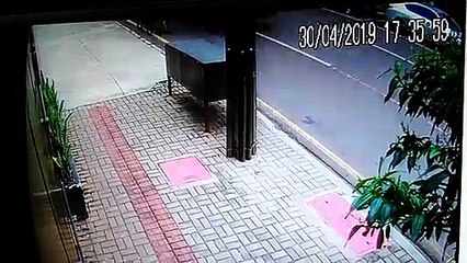 Câmera flagra suspeito de furtar bicicletas no Centro