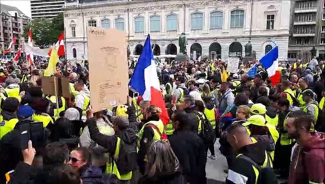 Gilets jaunes place palais de justice de Chambéry