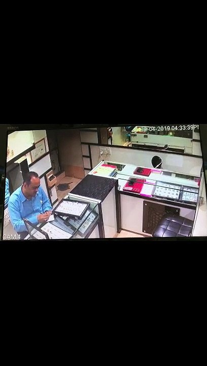 Caught on Camera - Muslim Women With Burqa Try Rob Jewallery Shop