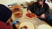 Kermesse de l association des travailleurs turcs de Lunéville : réalisation des pizzas turques lahmacun
