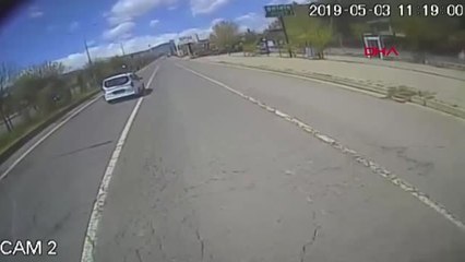 Bingöl Yayaya Çarpmamak İçin Manevra Yaptı, Refüje Çarptı