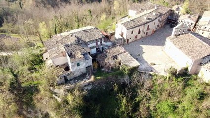 Castiglione della Valle .... incontri ravvicinati in un paese disabitato